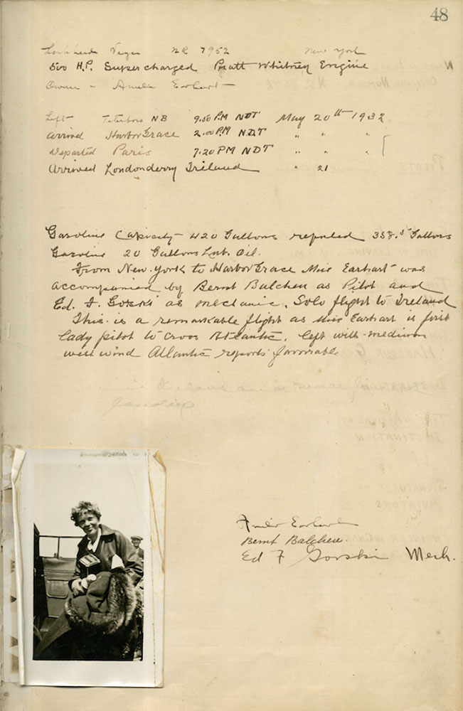 Document jauni, écrit à la main, provenant du registre de la piste d’atterrissage et contenant les détails du vol d’Amelia Earhart.