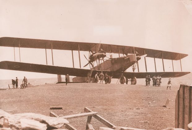 Photographie en noir et blanc du Handley Page Atlantic. La taille de l’avion est surprenante, car environ 12 personnes se tenant autour de l’avion sont de la même hauteur que les roues de l’avion, atteignant tout juste le bas de l’aile inférieure.