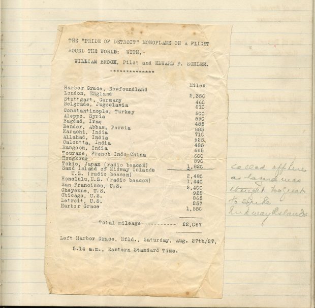 Document jauni et décoloré, joint à une autre page, avec une écriture manuscrite sur le côté. Le document principal indique le nombre de milles parcourus pour chaque endroit lors du vol autour du monde de l’avion Pride of Detroit.