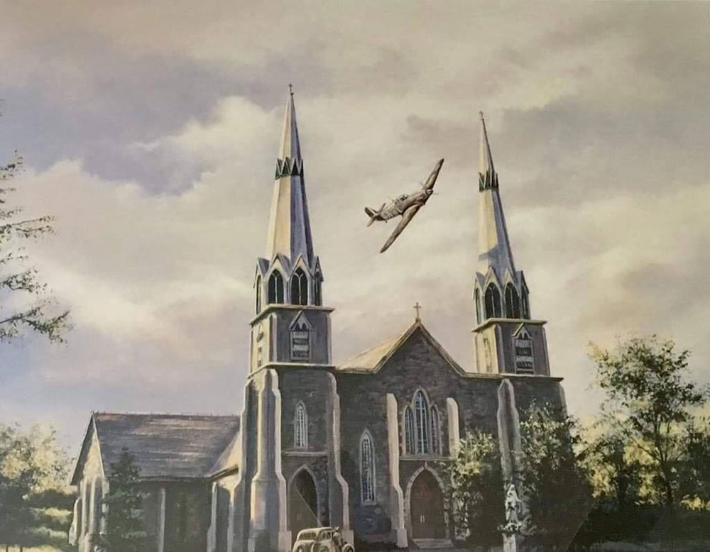 Photo en couleurs d’une peinture représentant l’avion de Lamont Parsons volant entre les flèches d’une église à Harbour Grace, 1943.