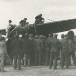 Préparation du <em>Lockheed Vega</em> d’Amelia pour le départ