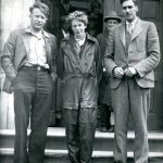 Earhart visite le bureau de poste de Harbour Grace