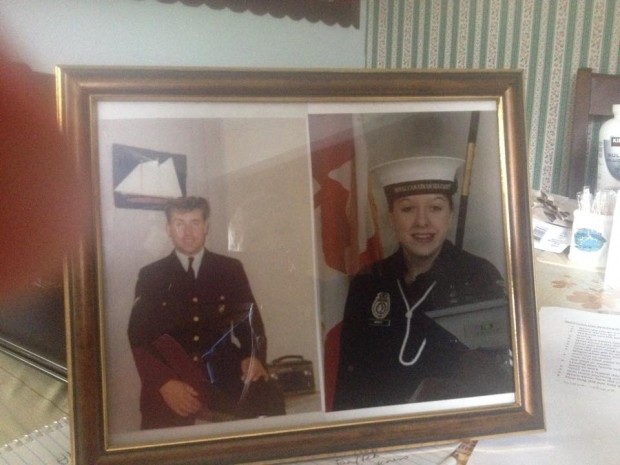 Deux photos-l’une d’Al Murphy dans son uniforme militaire et l’autre de sa fille Jacinta dans son uniforme des cadets
