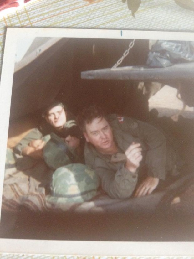 Al Murphy et un de ses compagnons d’armes dans une tente militaire