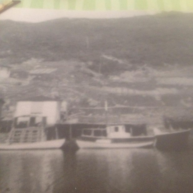 Photo en noir et blanc des bateaux dans le port du village abandonné de Port Elizabeth