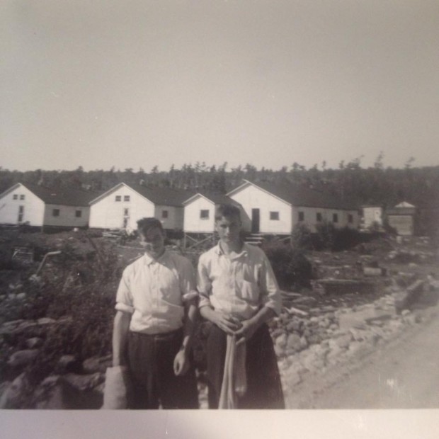 Wilson King et Thomas King devant les bâtiments dans le camp de bûcherons