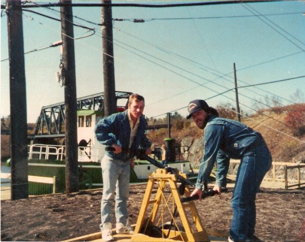 Les ouvriers Ron Smith et Lorne Murphy travaillant sur un chantier des voies ferrées du CP