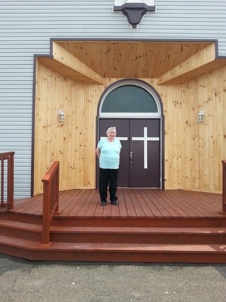 Rita Murphy devant l’église de St. Brides  2015