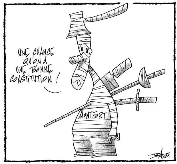 Illustration : Dessin d’un patient momifié, et transpercé d’épée dans le dos, dont les bandages portent l'inscription MONTFORT. Le patient dit :  – Une chance qu’on a une bonne constitution!