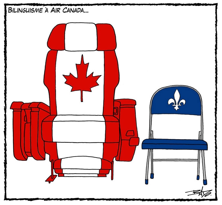 Titre : Bilinguisme chez Air Canada… Illustration : Deux fauteuils côte à côte : celui de gauche représente un grand fauteuil d’avion recouvert du motif du drapeau du Canada; celui de droite, une petite chaise pliante arborant le drapeau du Québec.