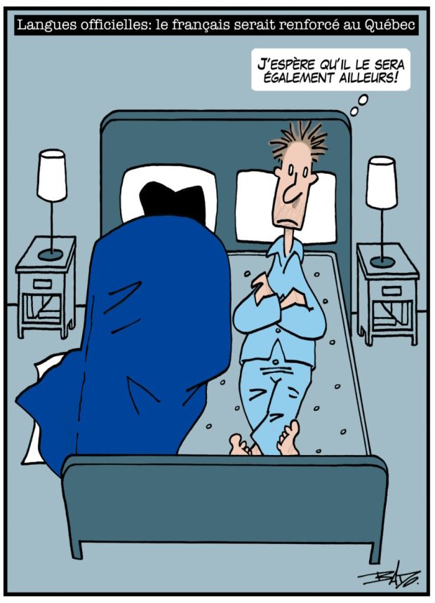 Titre : Langues officielles : le français serait renforcé au Québec. Illustration : Un couple est au lit. La femme dort avec l’ensemble des couvertures. L’homme, éveillé, sans couverture, se dit : J'espère qu'il le sera également ailleurs!
