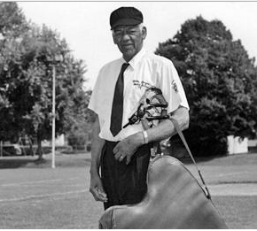 personne âgée en uniforme d’arbitre face à un terrain de baseball