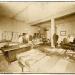John Thomas Pierre dans son atelier de confection vers 1890