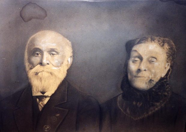 portrait sépia d’un couple âgé, l’homme assis à gauche porte une tenue de soirée et une barbe blanche pleine; la dame à sa droite a les cheveux tirés vers l’arrière et est vêtue d’une robe à col montant