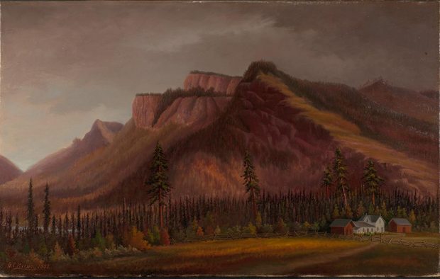 peinture à l’huile aux couleurs sourdes où les montagnes prédominent, montrant des peuplements de conifères et de feuillus à l’avant. En bas à droite, une maison blanche et des bâtiments de ferme rouges délavés, une clôture en bois; un chemin de terre serpentant jusqu’à la maison