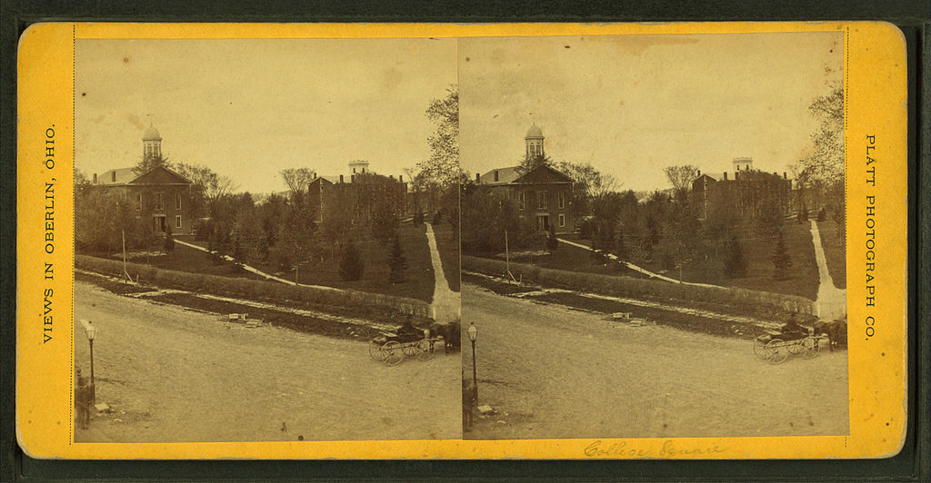 deux photos sépia juxtaposées montrant des structures coloniales au bout d’un long chemin ainsi qu’un cheval et une charrette au premier plan