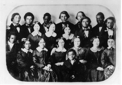 Photo en noir et blanc de la promotion de 1855 du Oberlin College – 18 élèves : blancs, noirs, femmes et hommes