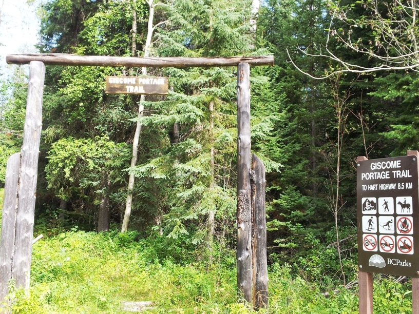 Panneau Giscome Portage Trail suspendu à une arche en bois