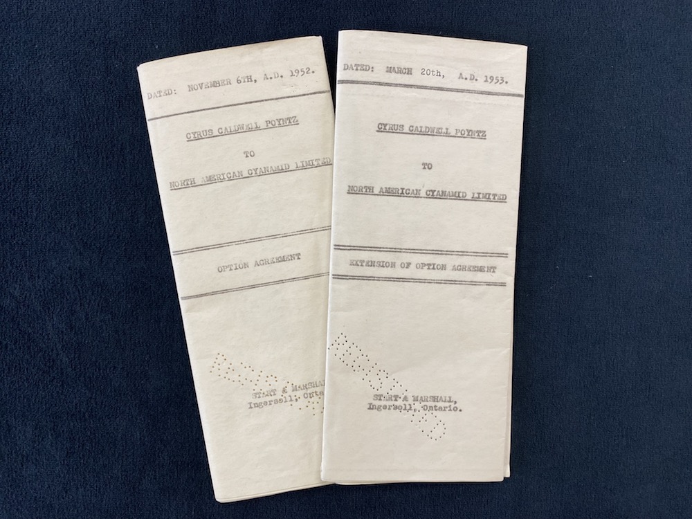 Deux documents pliés avec des dates et des titres dactylographiés au recto et le mot poinçonné « ENREGISTRÉ » en bas