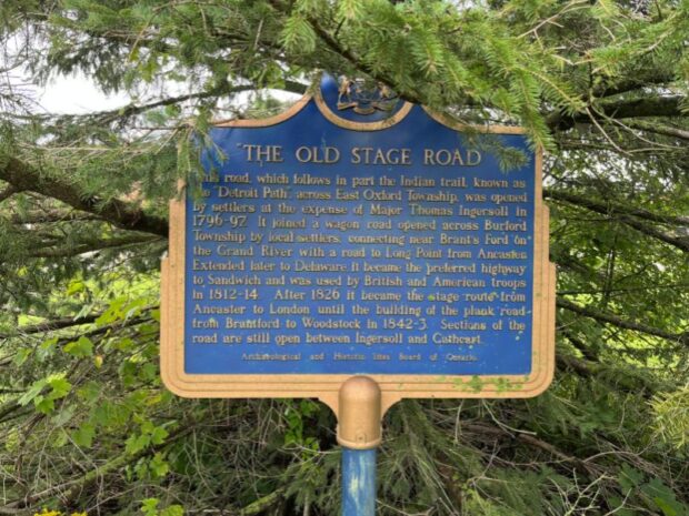 Plaque dorée et bleue décrivant l'importance de Old Stage Road