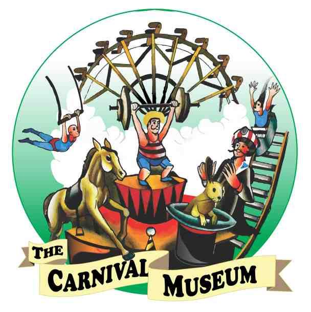 Le logo du Carnival Museum (musée des fêtes foraines) représentant un cercle au contour vert dans lequel se trouvent une grande roue, un acrobate, une montagne russe, un haltérophile, un magicien qui fait apparaître un lapin de son chapeau, et un cheval