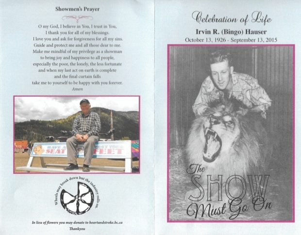 Couverture d’un dépliant en mémoire d’Irvin Hauser, à gauche se trouvent la prière des forains et une photo de Bingo à un âge avancé assis sur le dossier d’un banc, sur lequel il y a une publicité du WCA; à droite, une photo de Bingo lorsqu’il était plus jeune avec son lion Simba