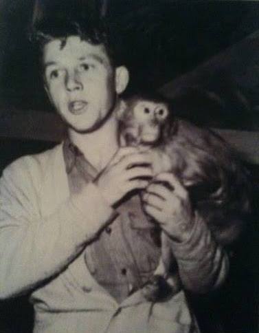 Une photo en noir et blanc du jeune Bingo Hauser tenant un singe