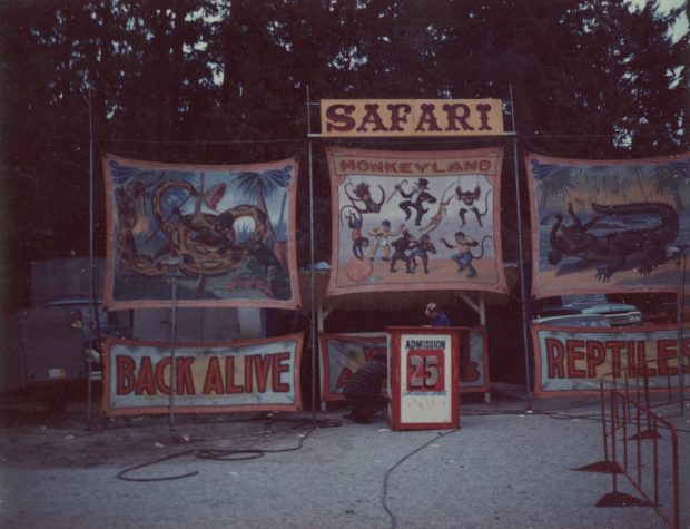 L’entrée d’un spectacle secondaire d’animaux exotiques intitulé « Safari » avec des bannières peintes d’animaux exotiques et une affiche annonçant le prix d’entrée de 25 cents