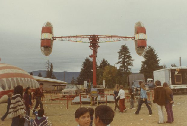 Le manège « Loop-O-Plane » dans une fête foraine fait tourner les passagers assis dans les deux nacelles situées à deux extrémités; ce manège fonctionne comme un pendule