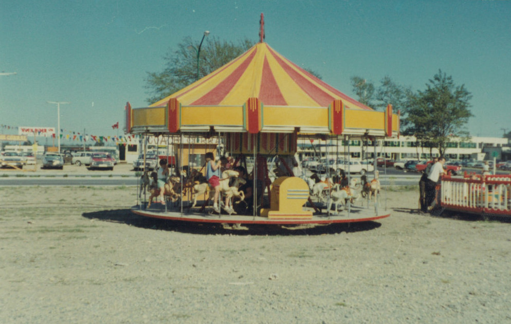 Un petit carrousel d’une fête foraine 