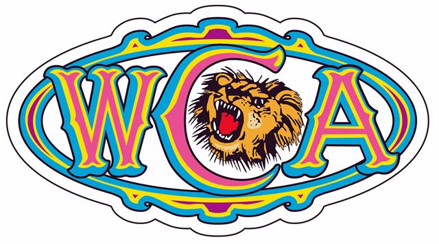 Le logo du West Coast Amusements, les lettres WCA sont en bleu, rose, jaune et violet dans une forme ovale et horizontale La tête d’un lion rugissant apparaît au milieu de la lettre C