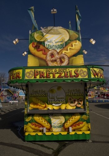 Un stand de bretzels géants, de hot dogs et de limonade illustré de motifs colorés de ces gourmandises