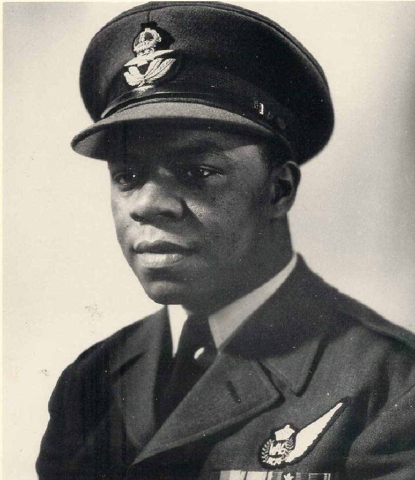 Photo en noir et blanc de la tête et des épaules de Gerald Carty dans son uniforme de l’Aviation royale canadienne.