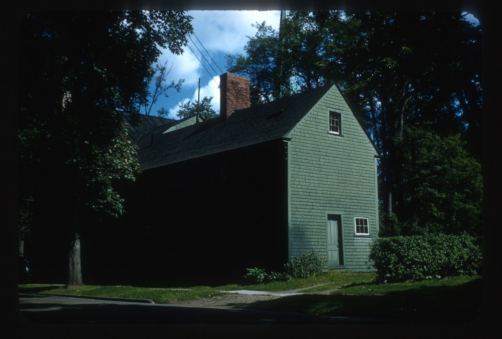 Photographie en couleurs de l’arrière d’une maison identifiée comme étant le quartier des esclaves de la maison Odell.