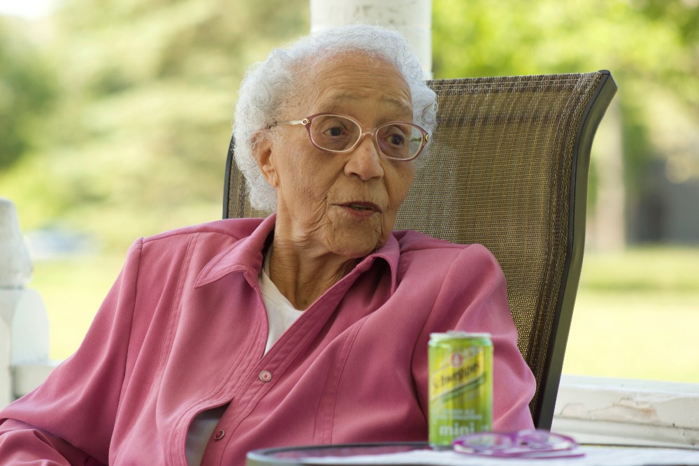 Photo en couleurs de June Carty assise à l’extérieur lors de son entrevue