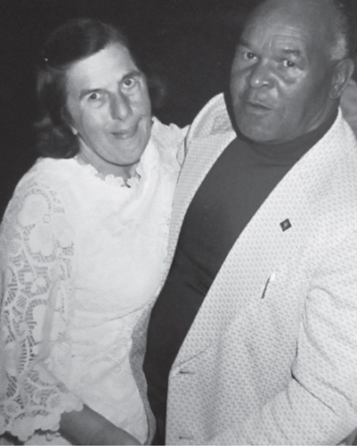 Photo d’archives en noir et blanc d’une femme blanche et d’un homme noir debout dans une pose de danse.