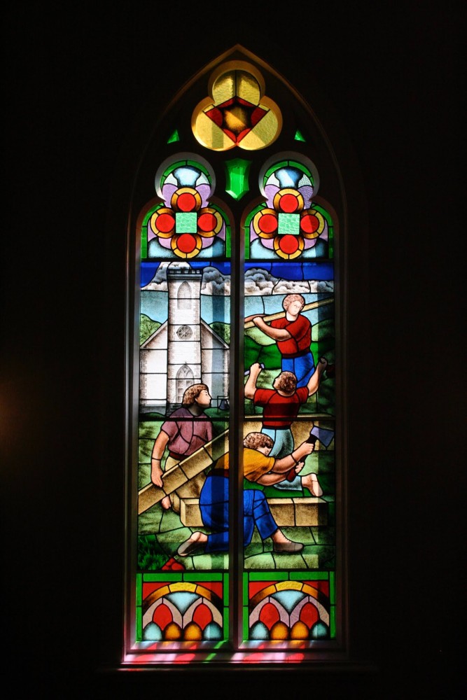 Photographie en couleurs d’un vitrail de l’église Saint Peter