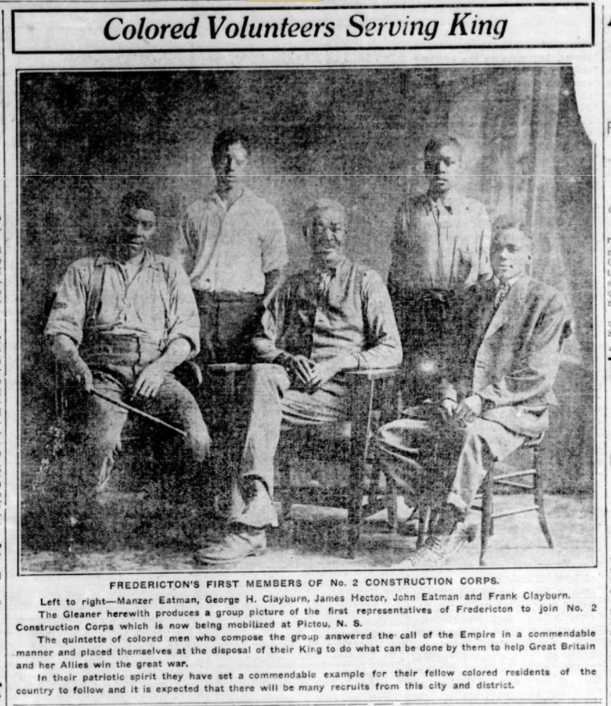 Coupure de presse avec l’image de cinq hommes noirs, trois assis sur des chaises en bois et deux debout. 