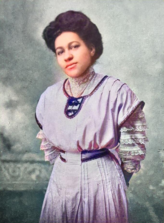 Photo colorisée de Mary Matilda Winslow, joliment vêtue d’une robe mauve.