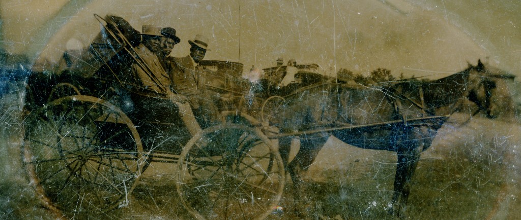 Photo en étain datant d’environ 1900 et représentant Solomon Kendall fils aux côtés d’un Noir et d’un Blanc dans une voiture à cheval. 