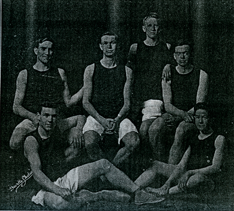 Groupe de six hommes en uniforme de basket-ball.