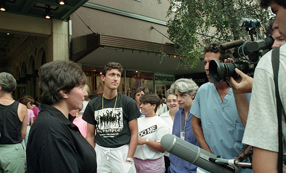 Interview de presse devant l'Orpheum Theatre le 10 août 1990 lors de Gayla!