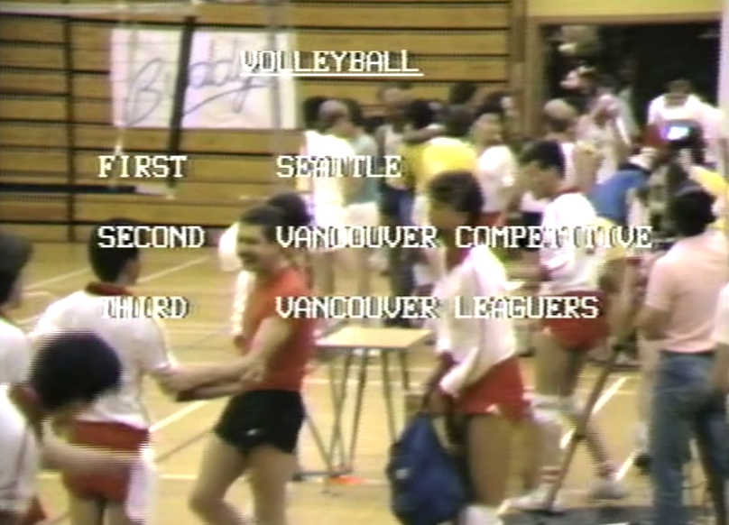 Les résultats du tournoi de volleyball VGSG sont diffusés sur une image vidéo du tournoi.