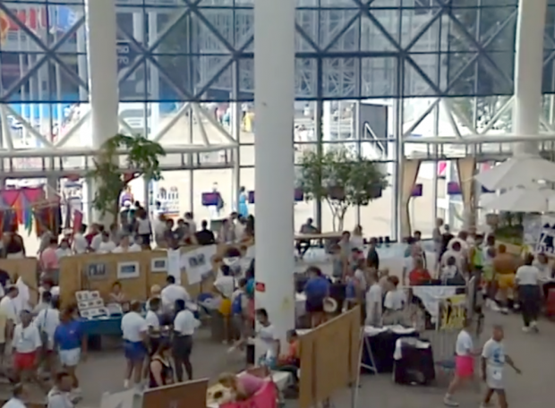  Une visite guidée du marché artisanal très fréquenté de l'Enterprise Hall du Celebration Center pour voir certaines des marchandises proposées et pour parler avec les vendeurs.