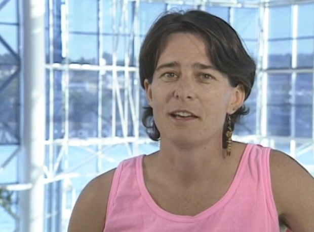 Une membre du conseil d'administration, Betty Baxter, est interviewée au Vancouver Aquatic Centre au sujet de son expérience des Jeux gais I en 1982.