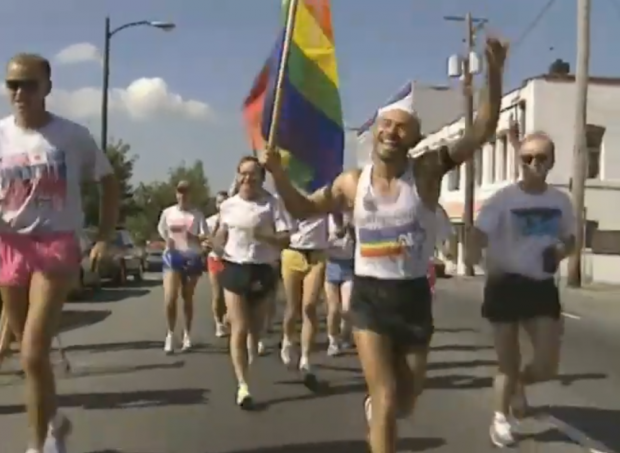 Brent Nicholson Earle fait du jogging avec d'autres coureurs dans les rues de Vancouver sur le chemin de la Colombie-Britannique. Place Stadium. Une entrevue avec Brent Nicholson Earle au Terry Fox Plaza, en Colombie-Britannique. Place Stadium, juste après avoir terminé The Rainbow Run for the End of AIDS.