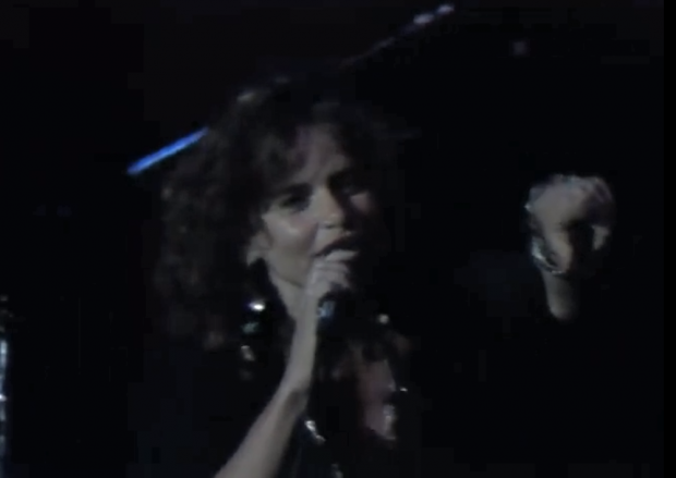  La musicienne canadienne, Lorraine Segato, ouvre son set lors des cérémonies d'ouverture de Celebration '90 à B.C. Place Stadium abordant ses sentiments à propos de la soirée, menant à sa chanson Good Medicine.