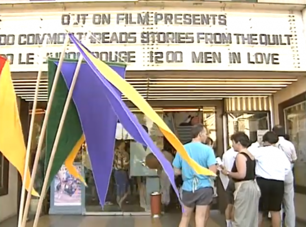  Une foule se rassemble à l'extérieur du Ridge Theatre pour le 2e gala annuel du Festival du film gai et lesbien de Vancouver. La présidente de la société Out On Screen, Louise Pohl, est interviewée à l'intérieur sur l'histoire du Festival.