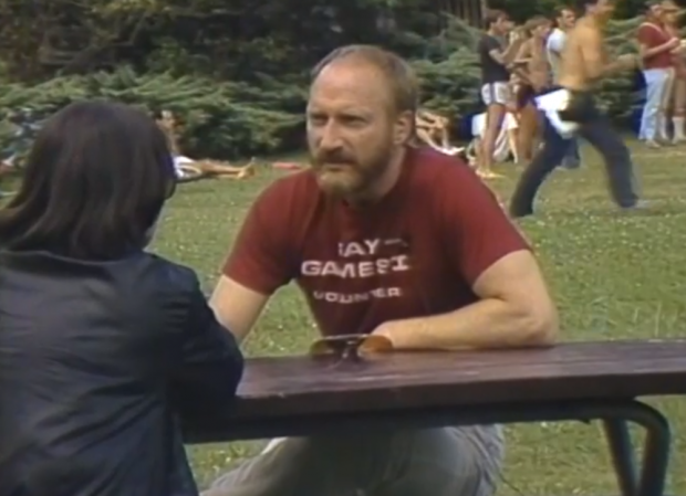 Tom Waddell est interviewé par Mary Anne McEwen sur l'origine des Jeux gais. Ils sont assis sur une table de pique-nique dans un parc lors des Jeux gais d'été de Vancouver en 1983.