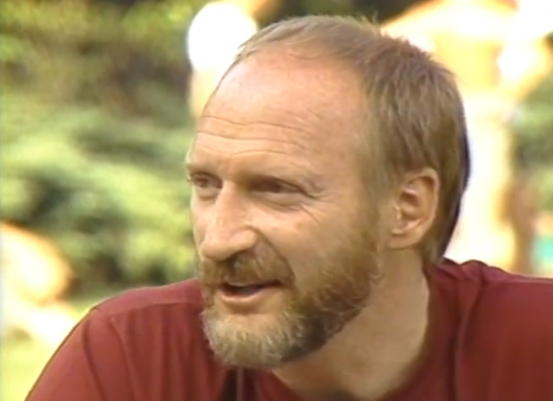  Tom Waddell est interviewé par Mary Anne McEwen sur l'origine des Jeux gais. Ils sont assis sur une table de pique-nique dans un parc lors des Jeux gais d'été de Vancouver en 1983.